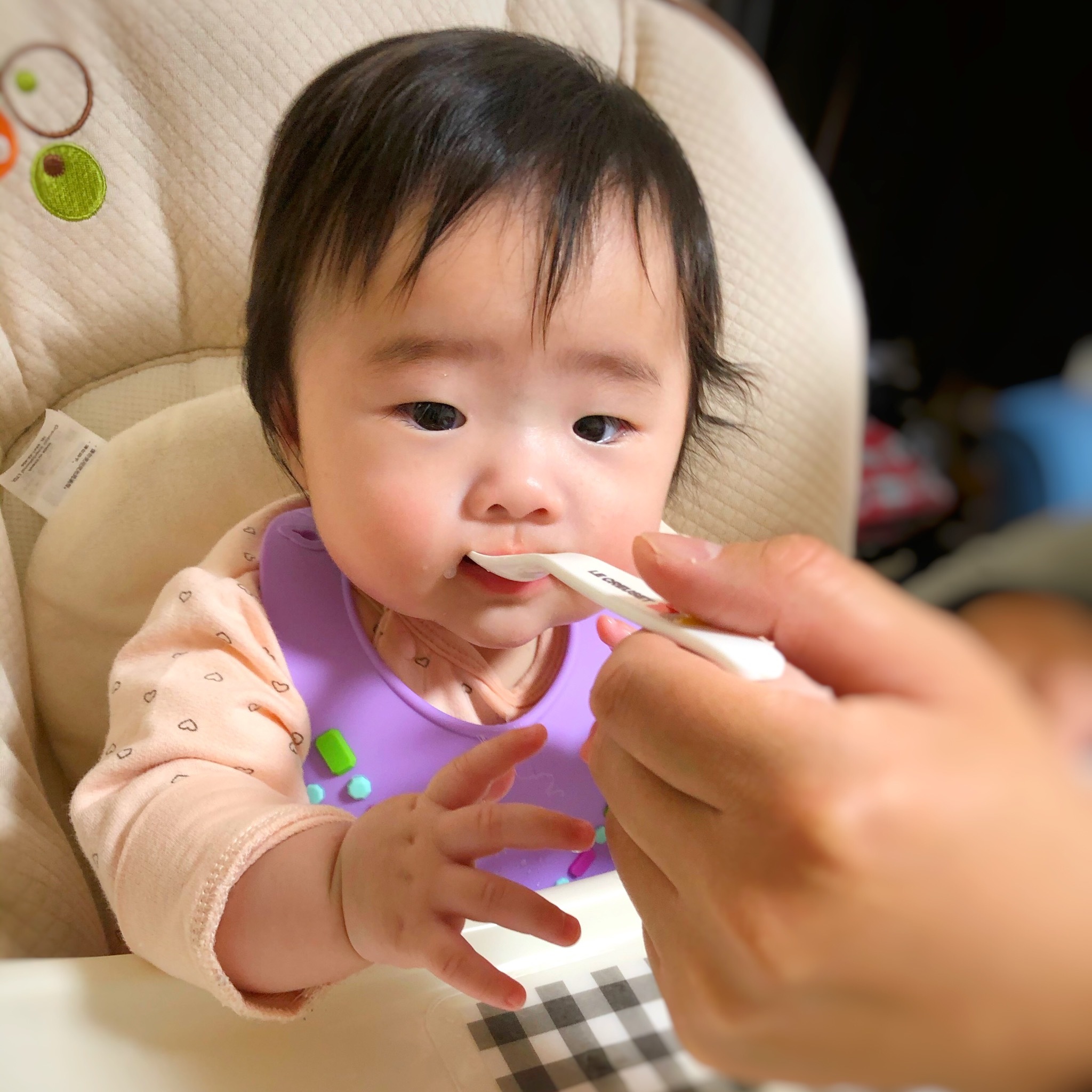 5ヶ月の女の子 離乳食を始めてもうすぐ1ヶ月のめいちゃん 食べるの大好きです コープ デリシェ