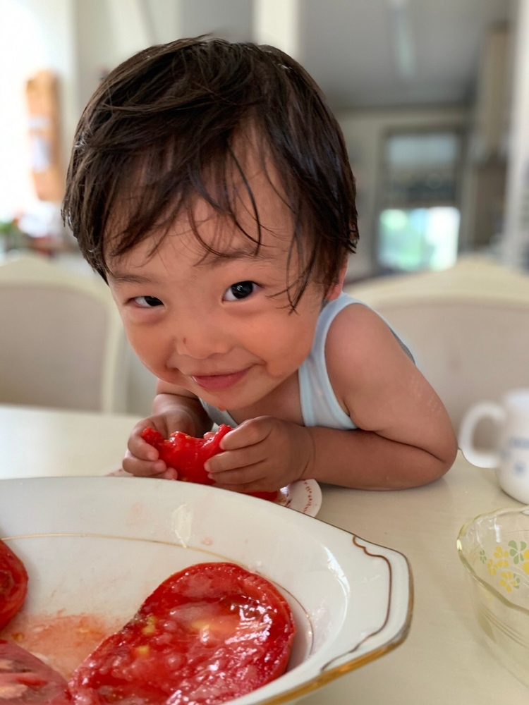 2歳8ヶ月男の子のあっくん 食べることが大好きです トマトにかぶりついてます お腹の中にいる時からコープのお世話になってます コープ デリシェ