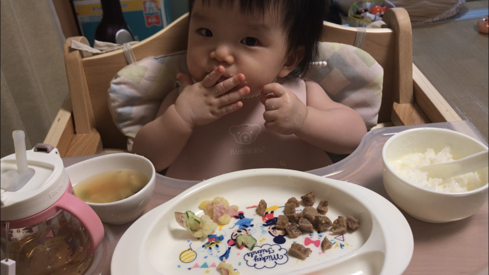 もうすぐ1歳になる食欲旺盛な女の子です 離乳食開始時から何でもよく食べたのですが 手づかみ食べをするようになり 益々食べることが大好きになったようです コープ デリシェ もうすぐ1歳になる食欲旺盛な女の子です 離乳食開始時から何でもよく食べたのですが 手づかみ食べをするようになり 益々食べることが大好きになったようです コープ デリシェ