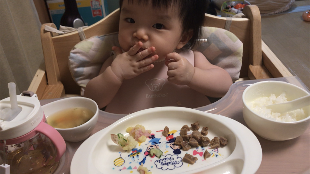 もうすぐ1歳になる食欲旺盛な女の子です 離乳食開始時から何でもよく食べたのですが 手づかみ食べをするようになり 益々食べることが大好きになったようです コープ デリシェ