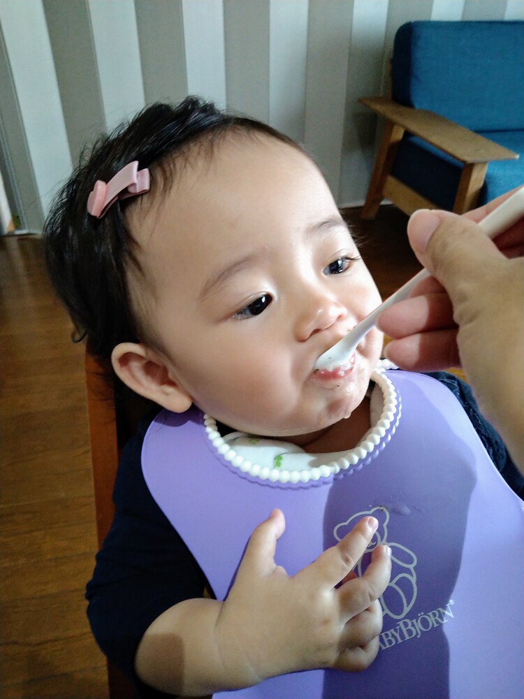 1歳1ヶ月の娘 寝起き空腹で一泣きしましたが 食べ始めると真顔でパクパク おいちー と笑顔になりました 優しいお味なので食べやすいようです シラス入りと書いてあっても具材が見えない離乳食が沢山あるよ コープ デリシェ