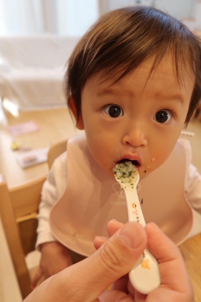 1歳0ヶ月の女の子です はじめの味付けには警戒するのですが 美味しそうにパクパクと完食でした 体も前のめり気味でもっと食べたいアピールも 優しい味付けですが シラスの他にも3種類の野菜も入っていて栄養 コープ デリシェ