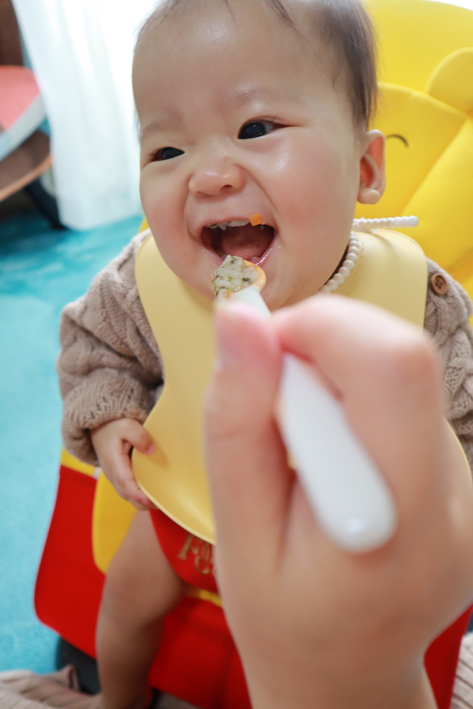 お出汁の香りがフワァーと広がり 香りを嗅がせると自然と口を大きく開けました 最後の方は前のめりになって夢中で食べてました 食材の大きさも小ぶりで おかゆがもちもち しててモグモグして食べ スプーンでもあ コープ デリシェ