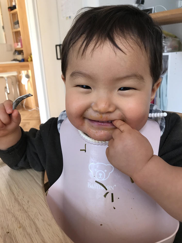 食べることが大好きな 1歳6ヶ月の男の子です いま スプーンとフォークの練習中です コープ デリシェ