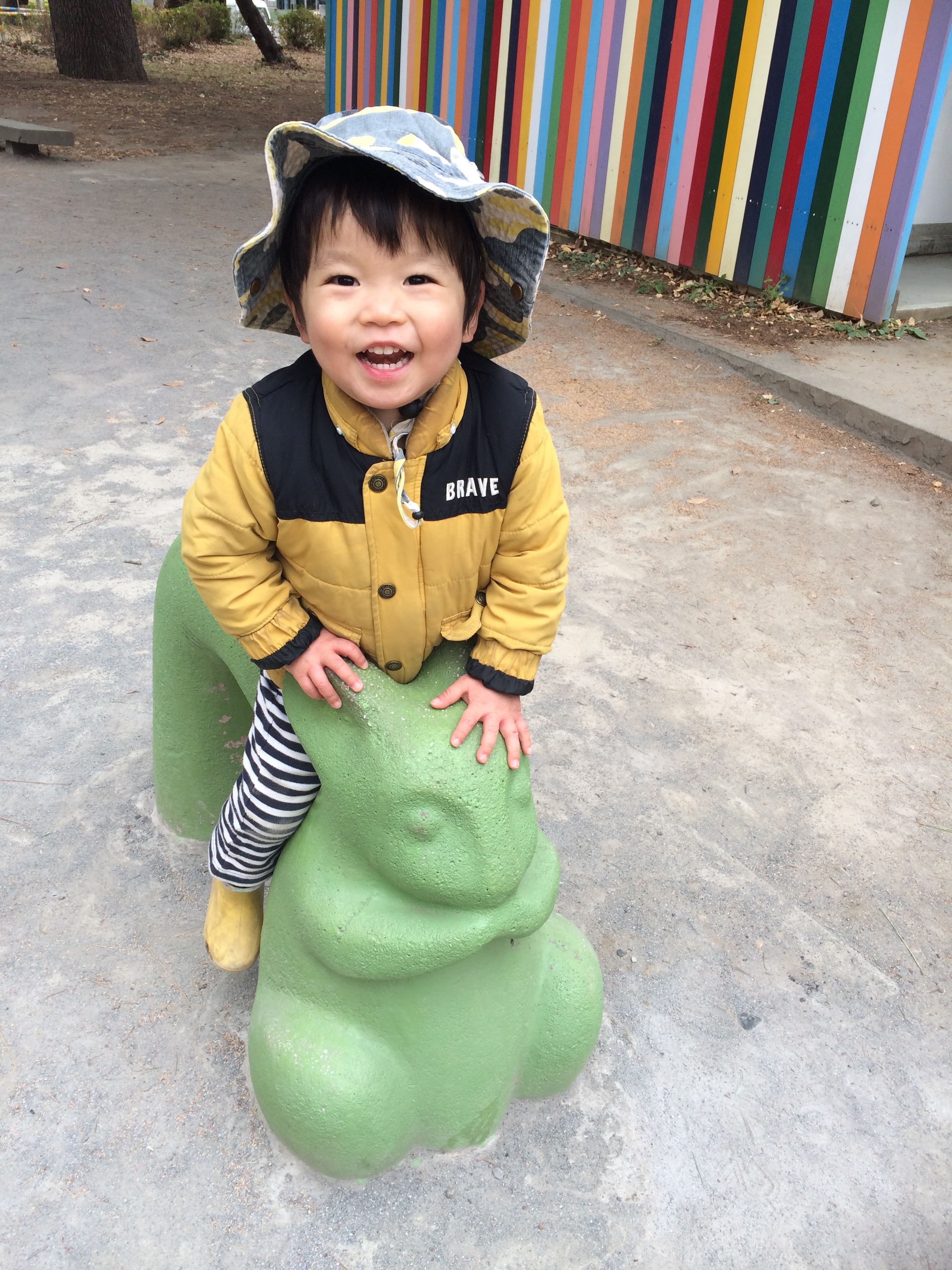 いっくん2歳です。手づかみで食べることが大好き。肉も魚も選り好み 