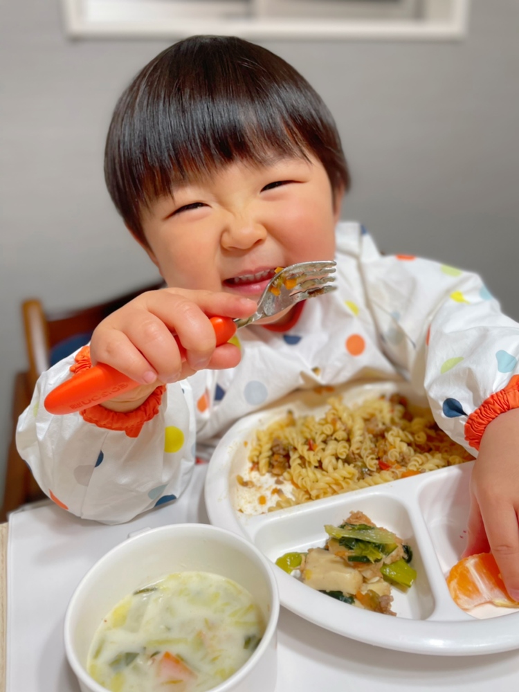 １歳7ヶ月 ご飯だよ と声をかけると まんまっ と叫びながら食卓へと走ります ご飯の時間が大好きです コープ デリシェ