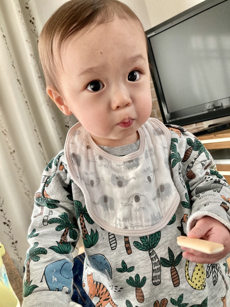 1歳3ヶ月の男の子です 食べ盛りで毎食おかわり 作り甲斐があるけど ちょっと大変 Coopさんの離乳食に助けられてます いまのお気に入りは おやさいチヂミ コープ デリシェ