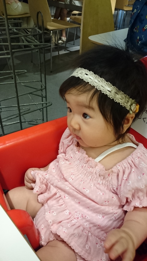 あーちゃん 女の子 4ヶ月 ママのお手製髪飾りで コープ デリシェ