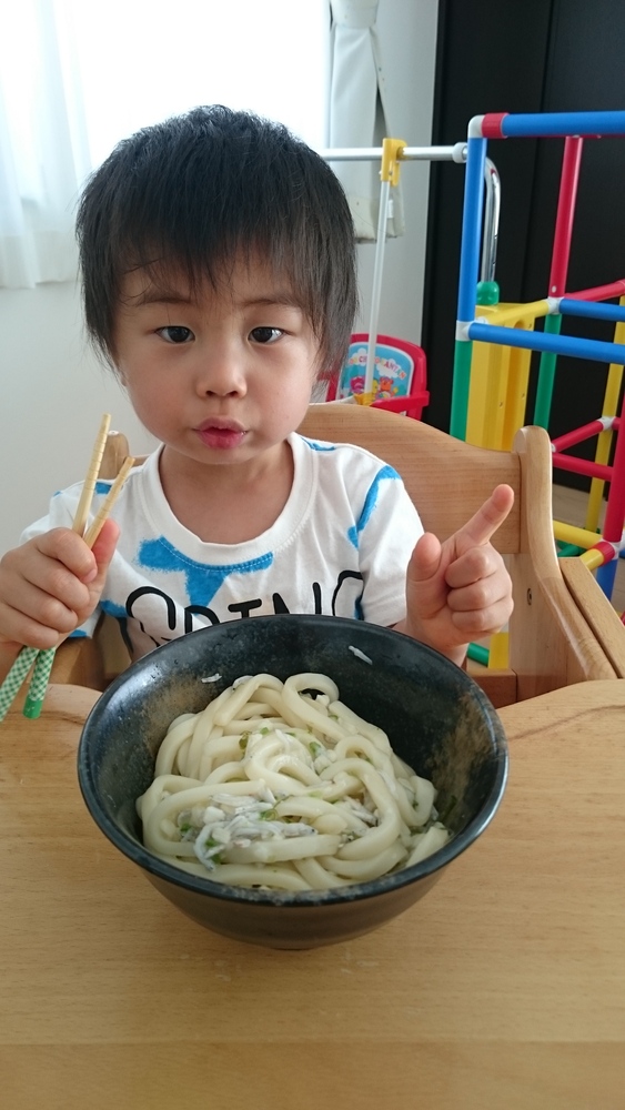 冷やしうどんにめんつゆ少しとコープの きざみめかぶとオクラの山芋あえ を混ぜて パラパラしらすをかければ 忙しいときの簡単ネバネバうどんの出来上がり 2歳の長男はこれが大好きです コープ デリシェ