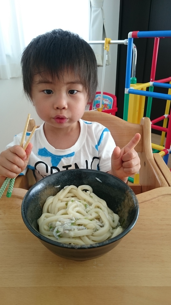 冷やしうどんにめんつゆ少しとコープの きざみめかぶとオクラの山芋あえ を混ぜて パラパラしらすをかければ 忙しいときの簡単ネバネバうどんの出来上がり ２歳の長男はこれが大好きです コープ デリシェ