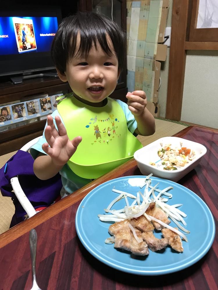 食べるの大好き 2歳1ヶ月のたっちゃん 男の子です 最近 言葉を色々覚えてきて 本当に可愛い コープ デリシェ