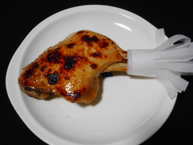 産直若鶏骨付きもも肉でローストチキンを作りました 糀屋の塩麹 胡椒 ガーリックパウダーで味付け 20分蒸し器で蒸し 味醂とお醤油を刷毛で塗りお魚グリル焼きました ちょっと付いた焦げ目も食欲を誘います コープ デリシェ 産直若鶏骨付きもも肉でローストチキンを作りました 糀屋の塩麹 胡椒 ガーリックパウダーで味付け 20分蒸し器で蒸し 味醂とお醤油を刷毛で塗りお魚グリル焼きました ちょっと付いた焦げ目も食欲を誘います コープ デリシェ