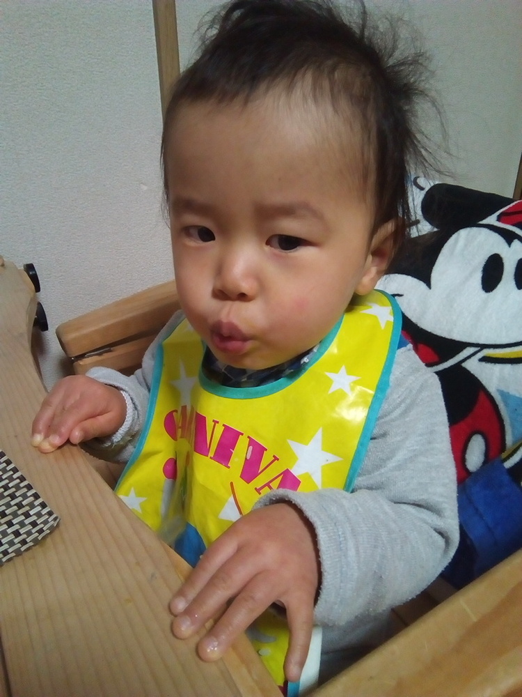 大食い 早食いのそそ丸くん 1歳2ヶ月 ちょっと目を離すと どんどん口に詰め込んでしまいます 写真は 大きな苺を一粒まるまる一口で食べてしまったところです コープ デリシェ 大食い 早食いのそそ丸くん 1歳2ヶ月 ちょっと目を離すと どんどん口に詰め込んでしまいます 写真は 大きな苺を一粒まるまる一口で食べてしまったところです コープ デリシェ