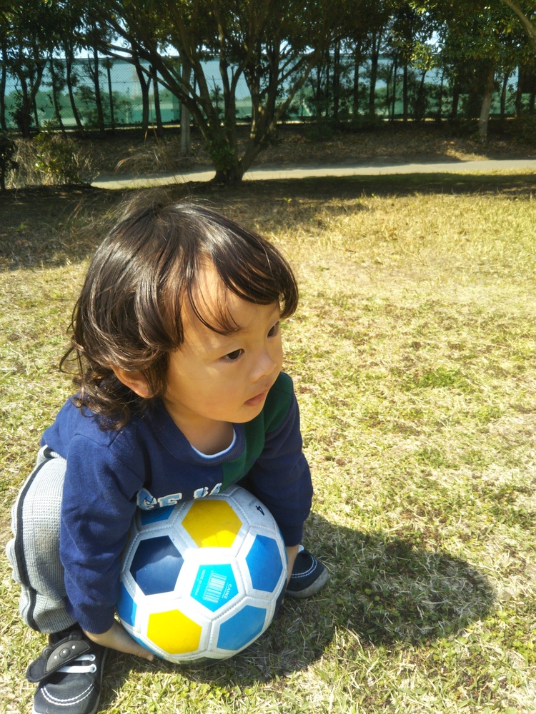 2歳男の子 外でボール遊びするのが大好きです コープ デリシェ 2歳男の子 外でボール遊びするのが大好きです コープ デリシェ