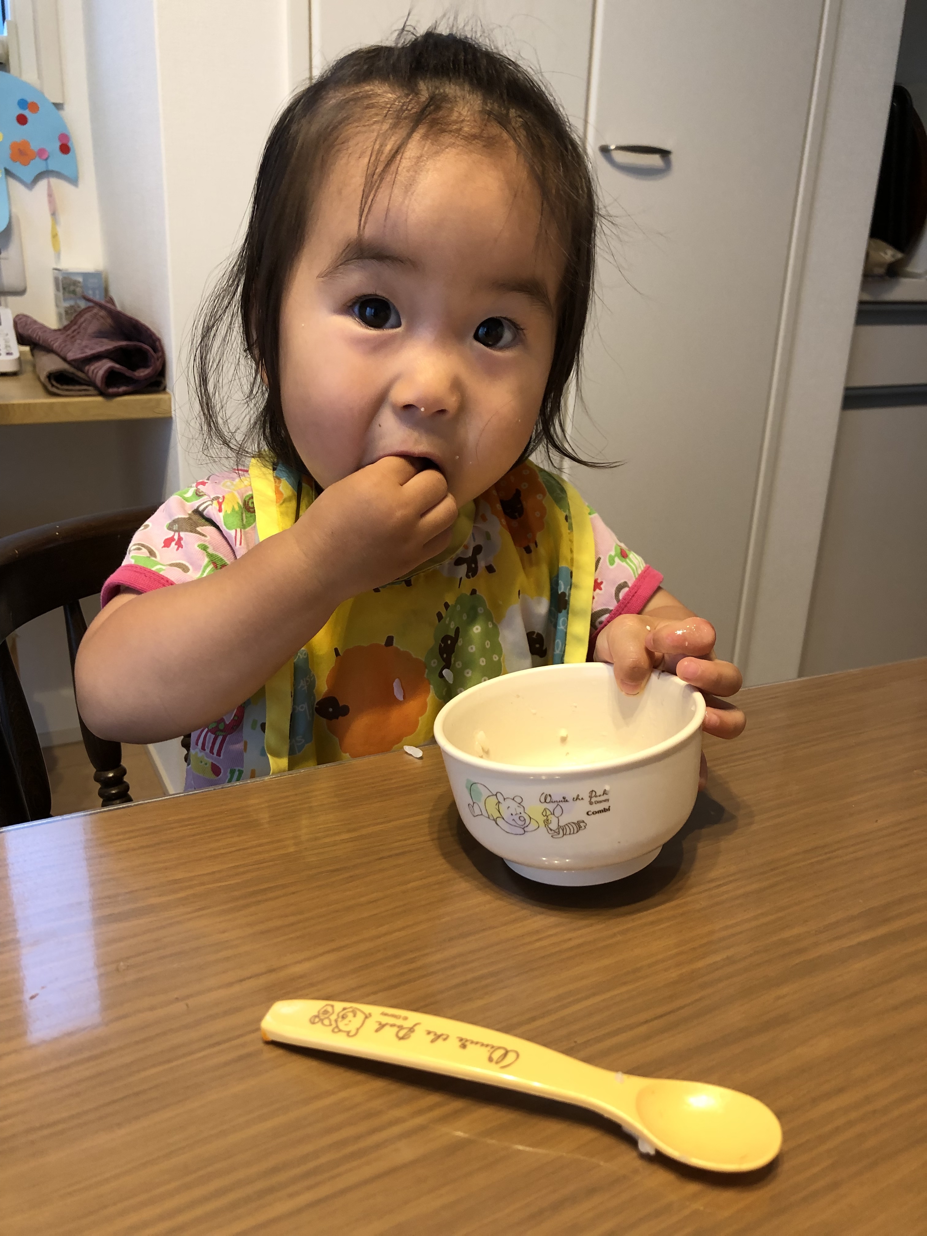 1歳7ヶ月の女の子です 小柄ですが 食欲は人一倍 特にご飯 パン 麺が大好き スプーンで食べられなかったお米は 手で一粒残らずつまんで食べるほどです コープ デリシェ