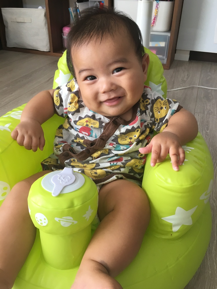 ねぇねの食べる姿を見てチュパチュパ手をくわえ 毎日準備運動ばっちりです お母さんの強い味方 コープを活用して離乳食はじめます コープ デリシェ