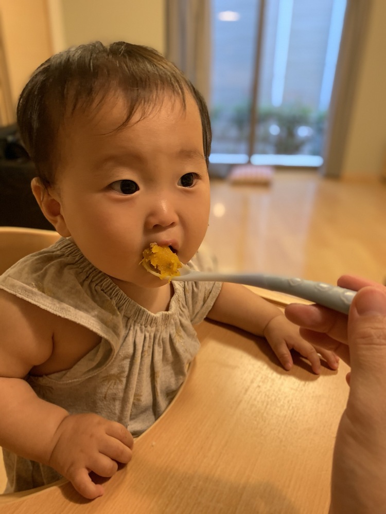 1歳0ヶ月の女の子 あおちゃんです ご飯と納豆が大好き 葉物野菜も納豆と一緒にもぐもぐ食べてくれるかな つかみも食べ練習中 コープ デリシェ