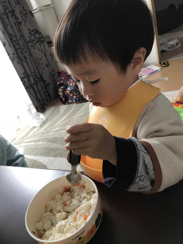 ご飯の上にお豆腐とあんを乗せて丼に 1歳半と3歳半の兄弟で分けて ちょうどいい量でした 兄は美味しいと言って完食 弟はあまりスプーンが進まず 私も少し味見したところ 具材もしっかり感じられたし 美味 コープ デリシェ