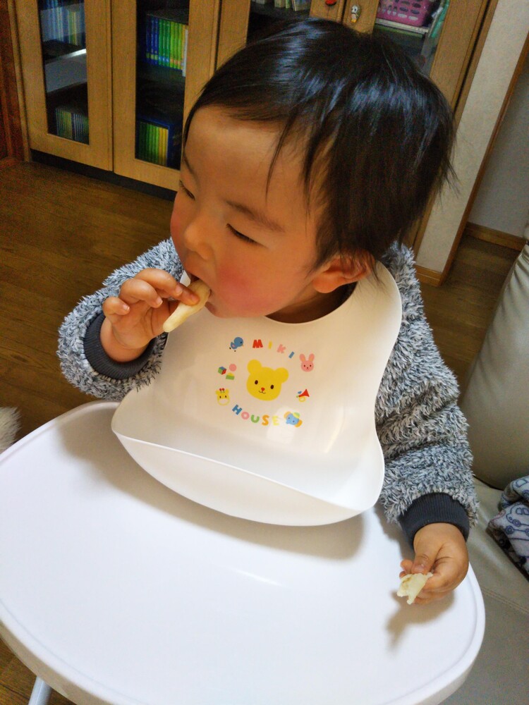 食べるのが大好きな1歳6ヶ月の男の子です 最近のお気に入りは焼き芋と苺です コープ デリシェ