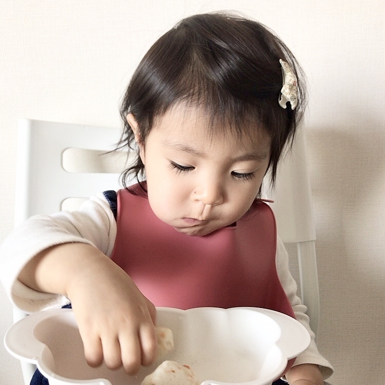 手づかみ食べ 1歳4ヶ月 1口でもぐもぐしてました おいしく続けて2個目をおほばってたけどちょっと入れ過ぎたね 電子レンジで簡単でタラと野菜の優しい味です コープ デリシェ