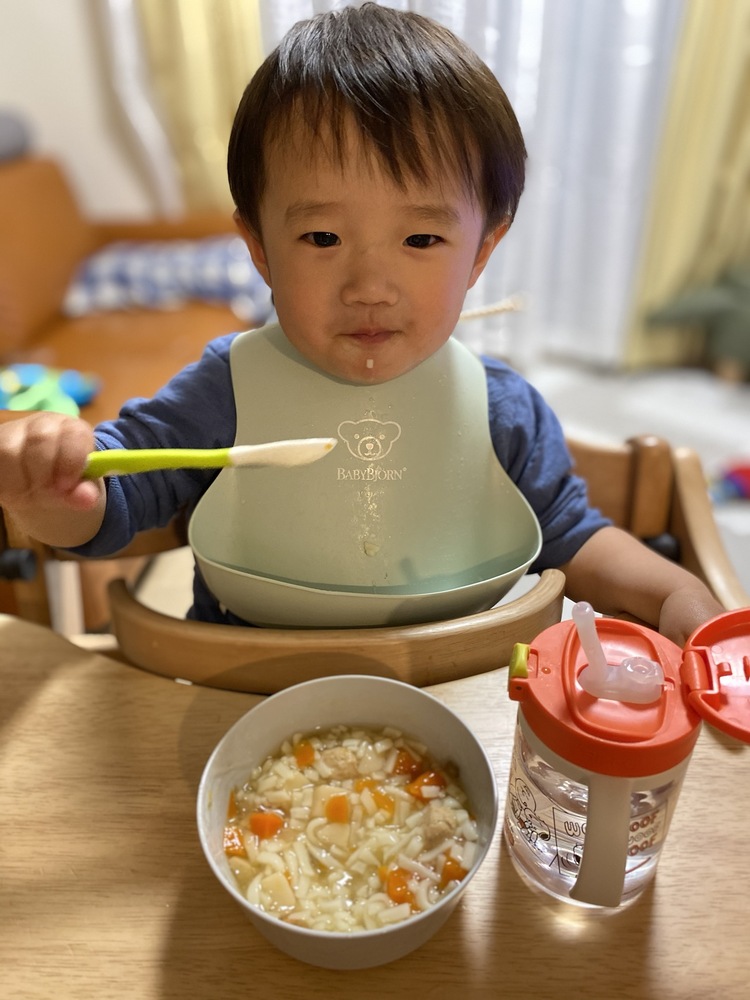 ミニうどんは離乳食が始まってから常に冷凍庫にストックしています チンするだけで柔らかくなるので本当に便利です 柔らかいので麺カッターでもすぐ切れます コープ デリシェ