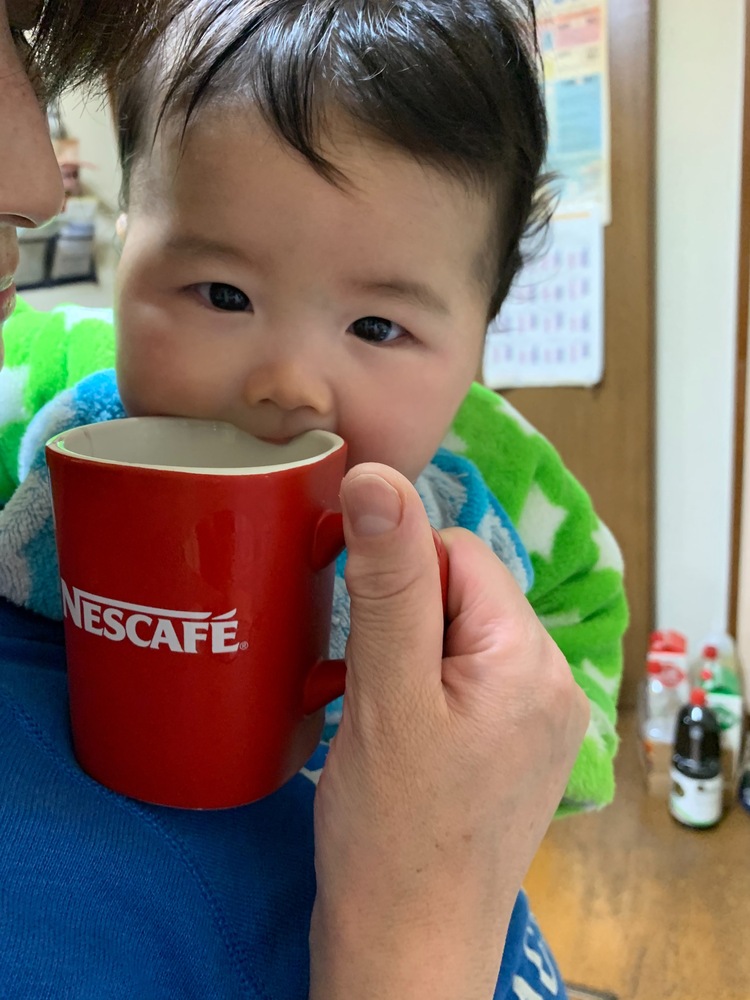 5ヶ月 私も飲みたーいと すぐにコップを噛み噛み 早く食べたくてたまりません 食いしん坊になるかなぁ コープ デリシェ